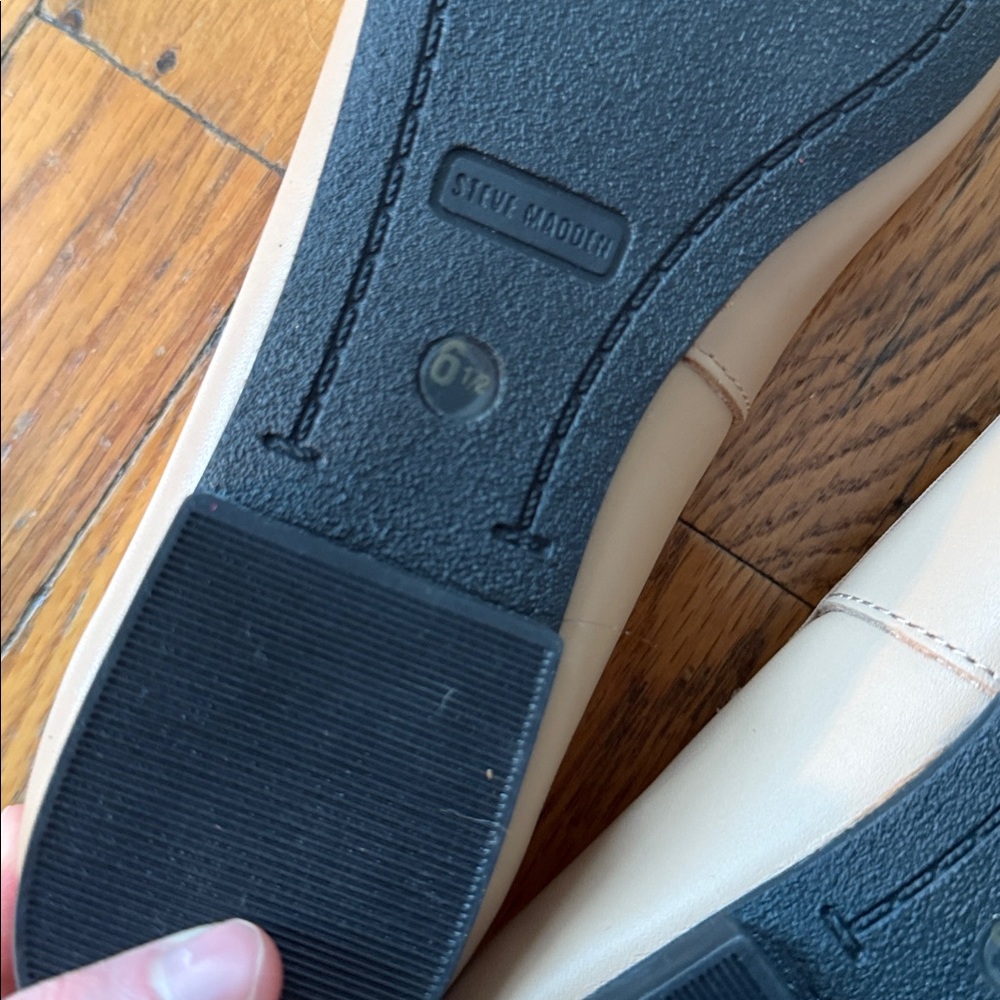 Steve Madden Black and Cream cap toe flats 6.5 - Picture 4 of 5
